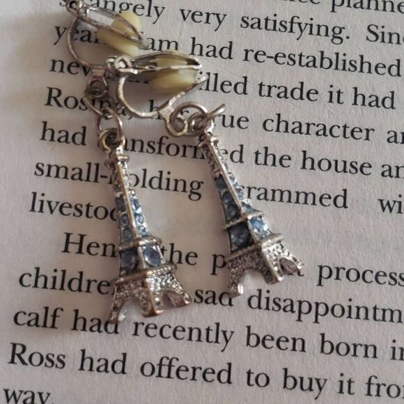 Eiffle Tower Earrings - Picture 1 of 4